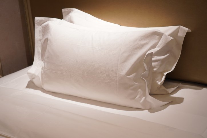 Dos de las mejores almohadas colocadas sobre la cama