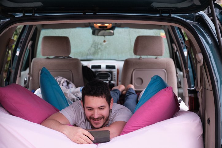 Durmiendo sobre un colchón hinchable coche con los asientos abatidos