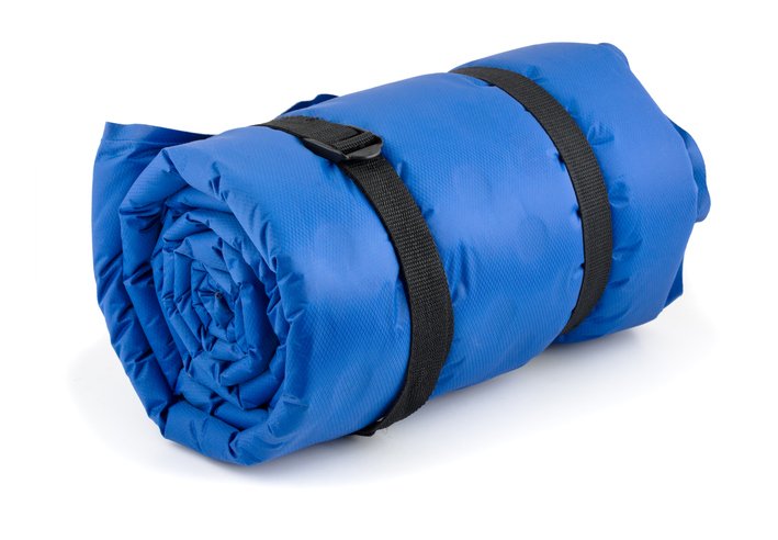 Colchón hinchable camping enrollado y listo para guardar