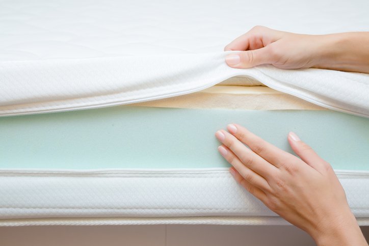 Capas de espuma de los colchones viscoelásticos cediendo bajo la mano