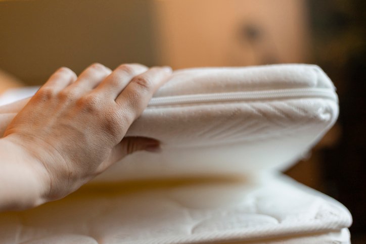 Mano presionando un topper viscoelástico para comprobar su grosor