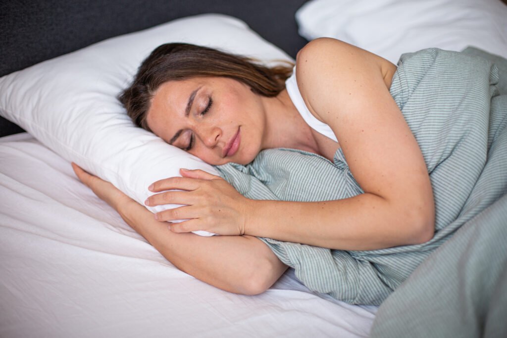 Persona bien descansada con su almohada para dormir de lado