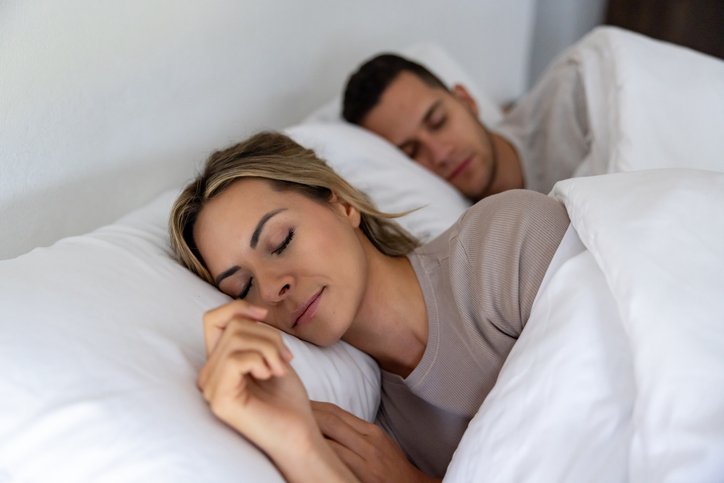 Dos personas durmiendo sin molestarse en el mejor colchón para pareja