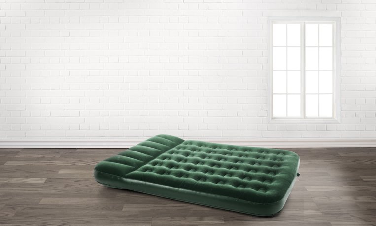 Alternativa a un colchón plegable: colchón hinchable en un salón