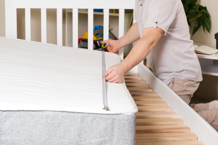 Midiendo la base de la cama para comprobar las medidas de colchón